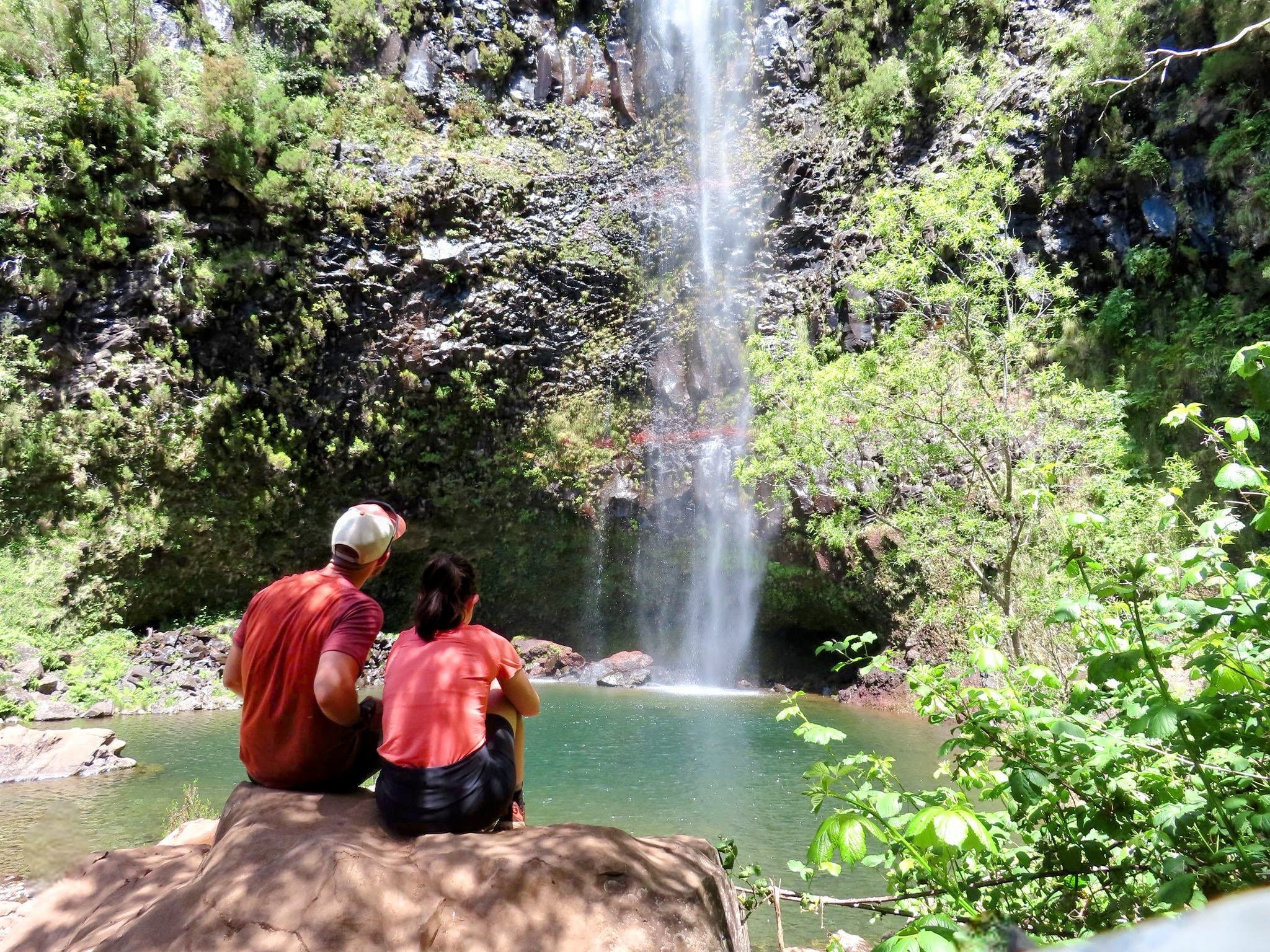Tim et Lulu devant une cascade