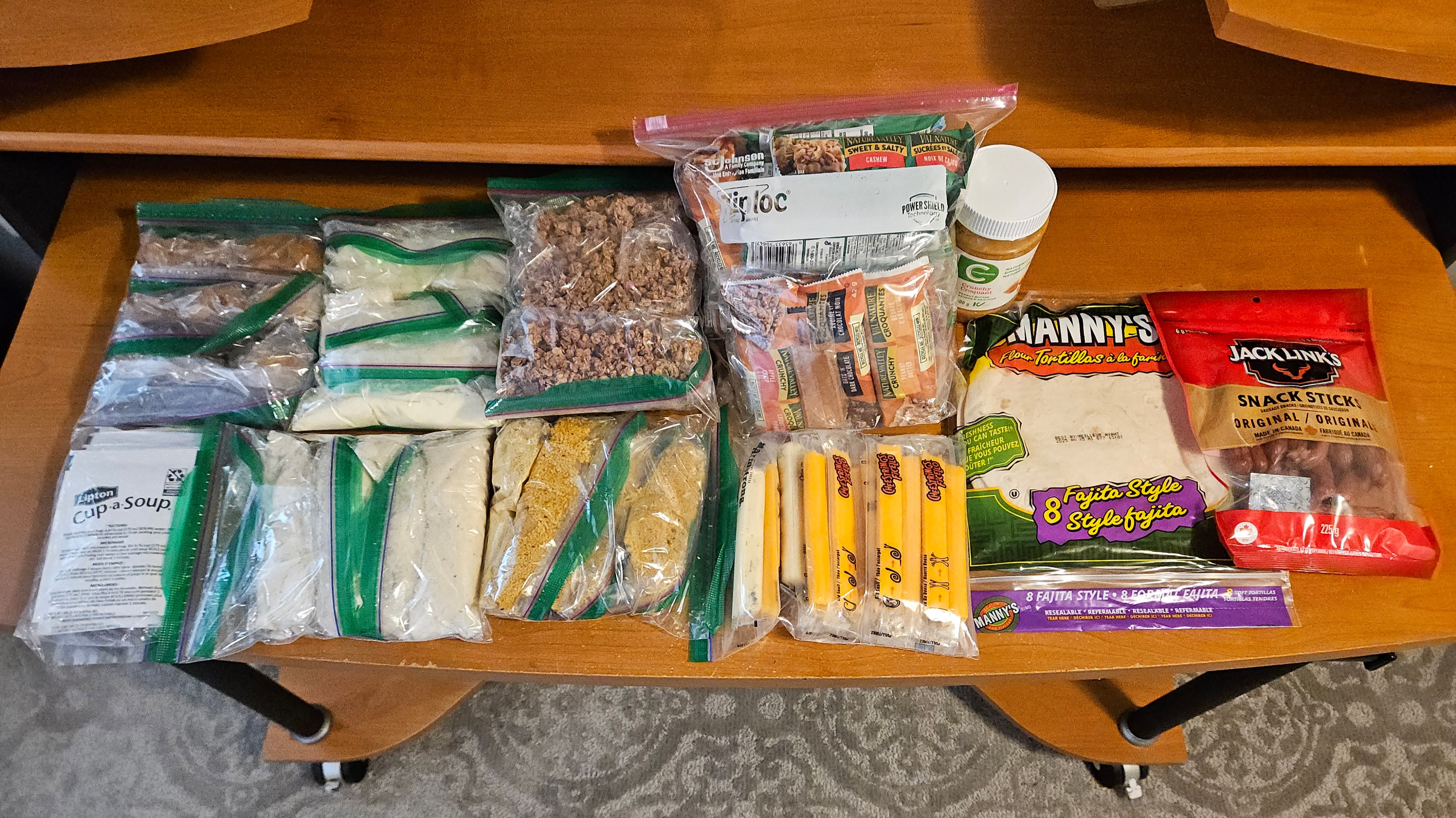 Préparation de 6 jours d'alimentation pour un trek en autonomie dans les Rocheuses canadiennes : environ 2200 kcal par jour réparties en sachets journaliers afin d'optimiser le poids, le volume et l'organisation du sac.