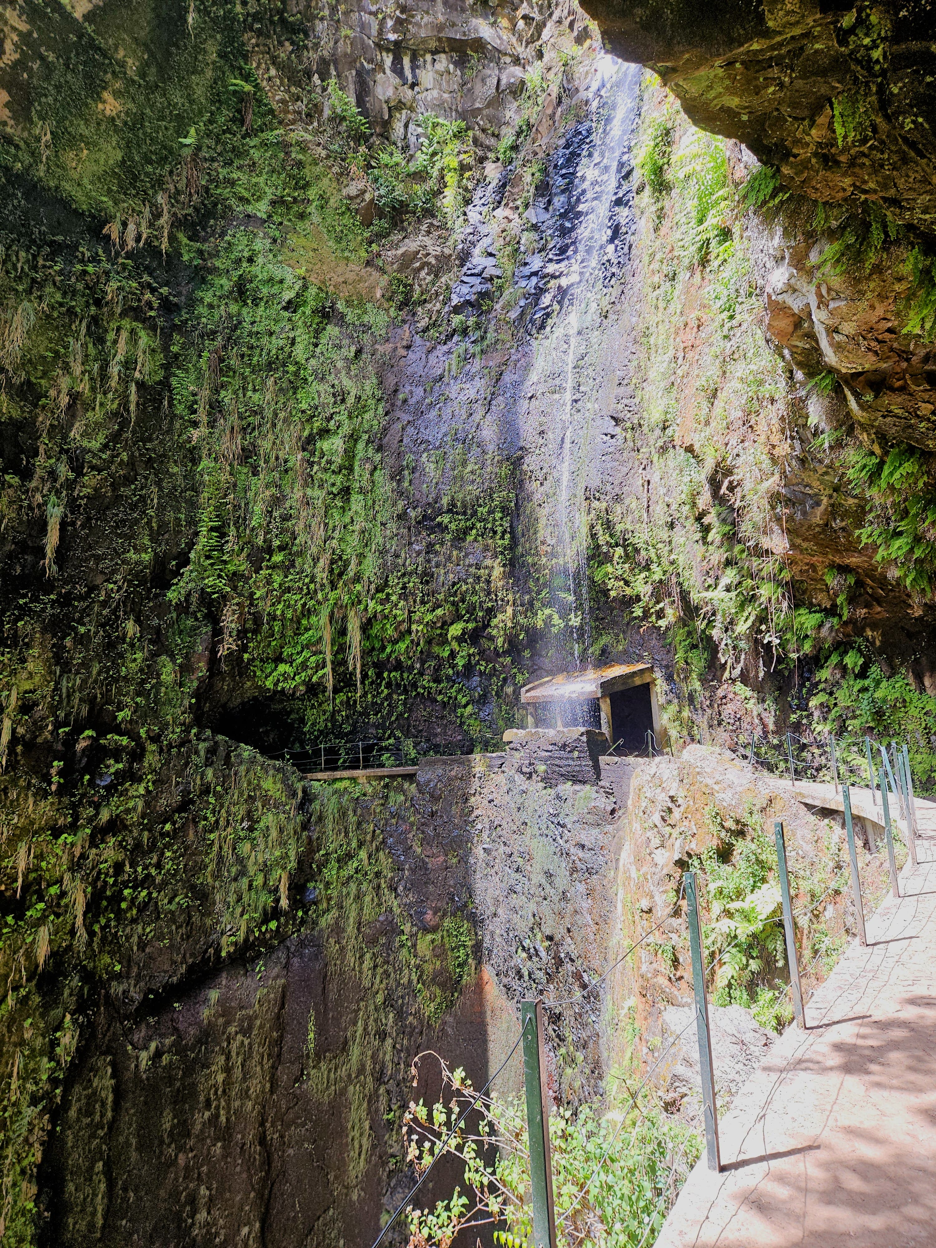 Sentier à flanc de falaise