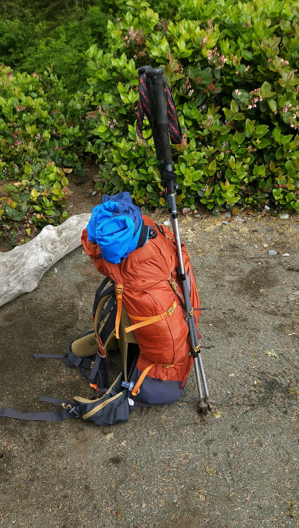 Mon sac, ce n'est qu'un objet, mais c'est tout ce que j'emporte pour ce voyage. Je le chéris, car il porte non seulement mes affaires, mais aussi mes vivres et mes espoirs. Au début du trek, il pesait 17kg : 6 jours de nourriture (4kg), de l'eau... À la fin, il n'en pèsera plus que 12. Chaque kilo en moins raconte une étape, une journée de marche, un peu de liberté gagnée.
